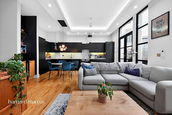 2 Bedroom Flat For Sale In High Road, London, N12