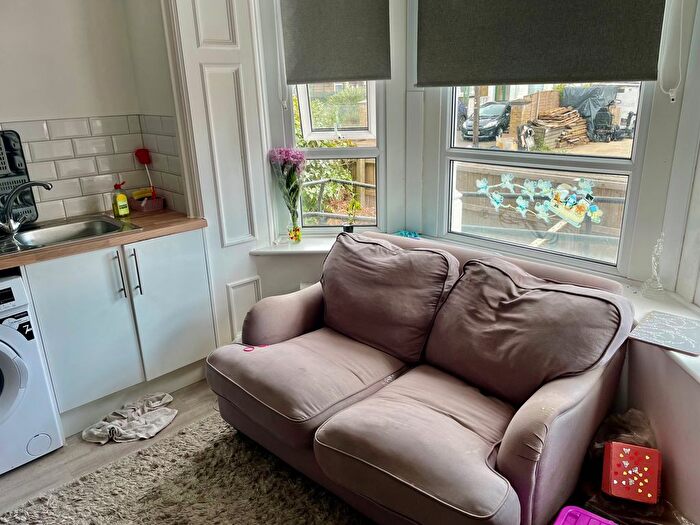 2 Bedroom Flat To Rent In York Road, Southend-On-Sea, SS1