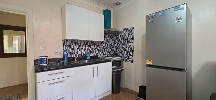 1 Bedroom Flat To Rent In Avondale Crescent, Ilford, IG4