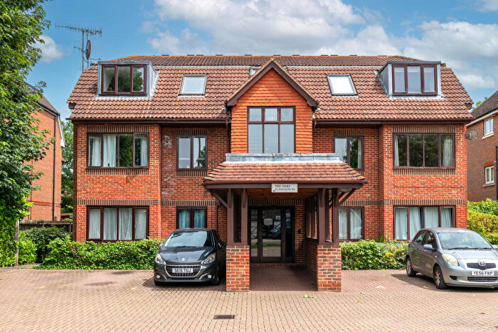 1 Bedroom Apartment For Sale In The Oaks, Bonehurst Road, Horley, Surrey, RH6