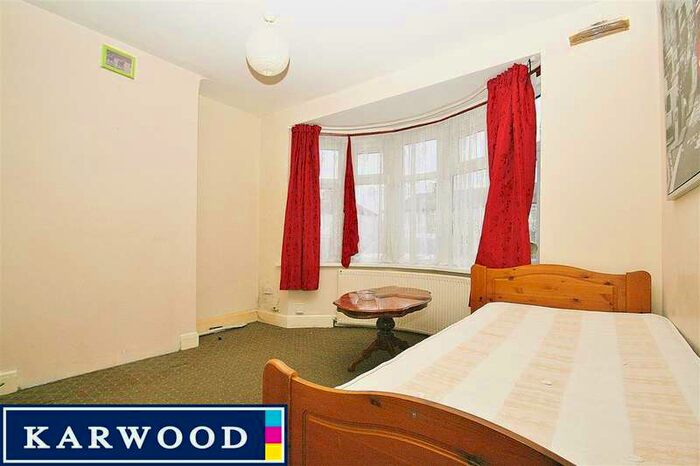 3 Bedroom End Of Terrace House To Rent In South Hayes, UB3