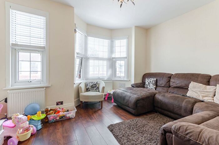 3 Bedroom Flat For Sale In Edinburgh Road, Walthamstow, London, E17