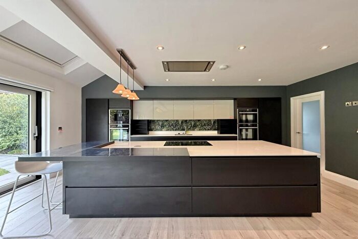 4 Bedroom Semi-Detached House To Rent In London, KT1