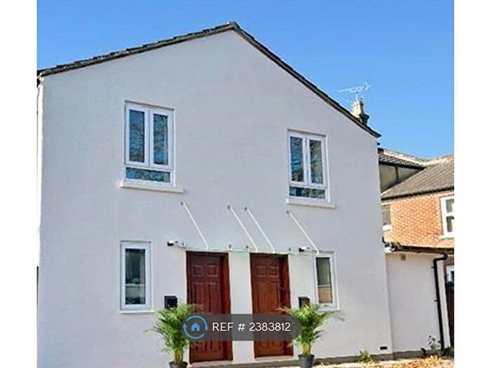 3 Bedroom Semi-Detached House To Rent In The Ave, Southampton, SO17