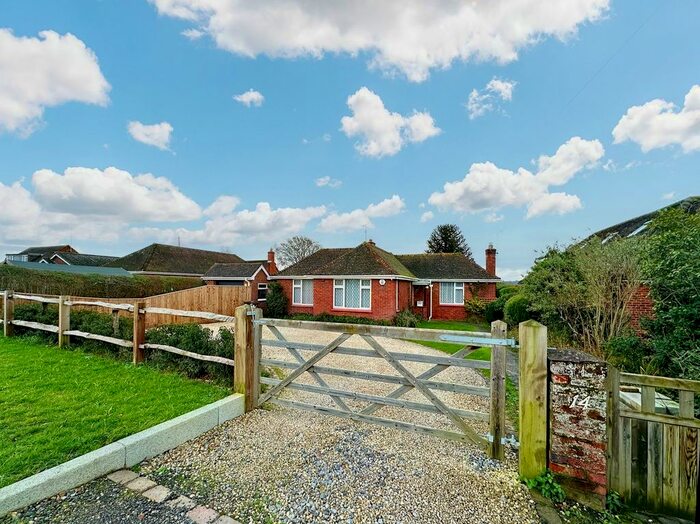 2 Bedroom Detached Bungalow To Rent In Oatlands Road, Shinfield, RG2