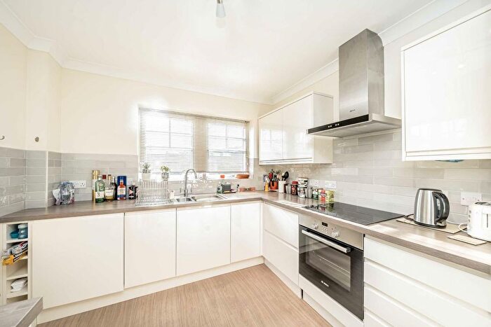 1 Bedroom Flat For Sale In Heathlands Close, Sunbury-On-Thames, TW16
