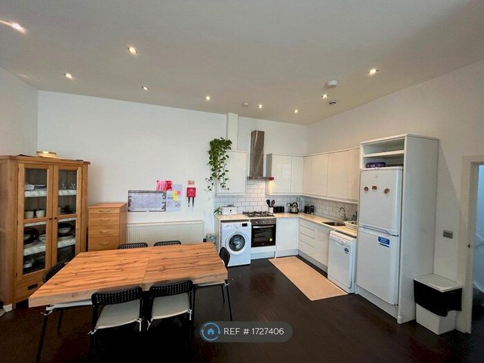 4 Bedroom Flat To Rent In Ballards Lane, London, N12