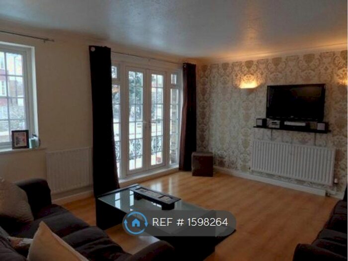 2 Bedroom Flat To Rent In Beverley Hyrstreet, Croydon, CR0