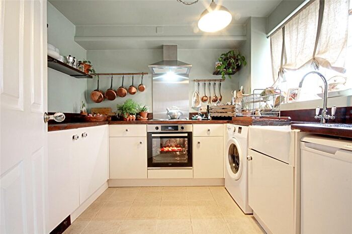 2 Bedroom Flat To Rent In Kirkland Drive, Enfield, EN2