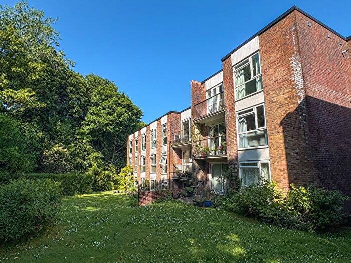 2 Bedroom Flat To Rent In Kings Court, Crowborough, TN6