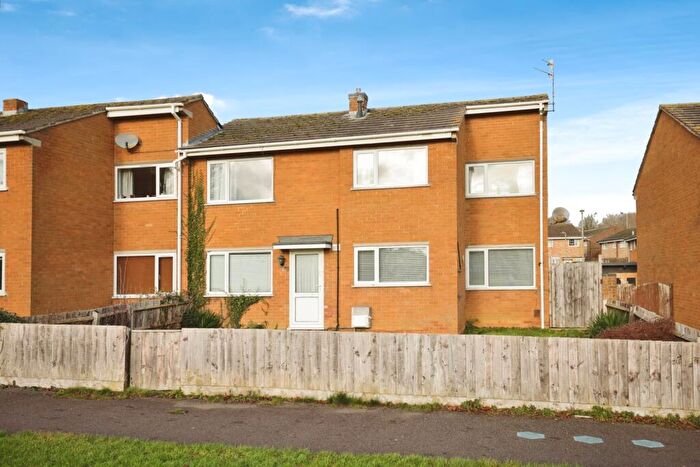 4 Bedroom Semi Detached House For Sale In Danesmoor, Banbury, Oxfordshire, OX16