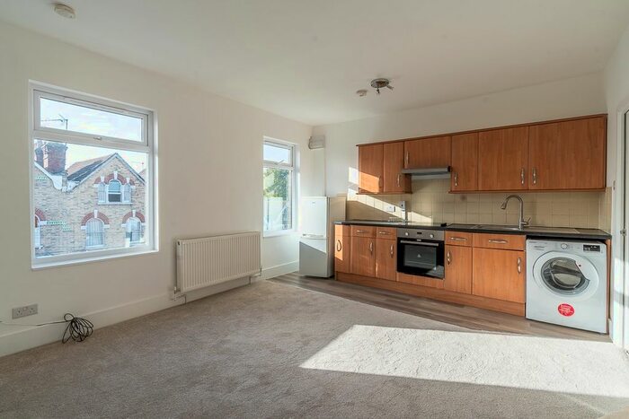 2 Bedroom Flat To Rent In Bellevue Road, London, N11