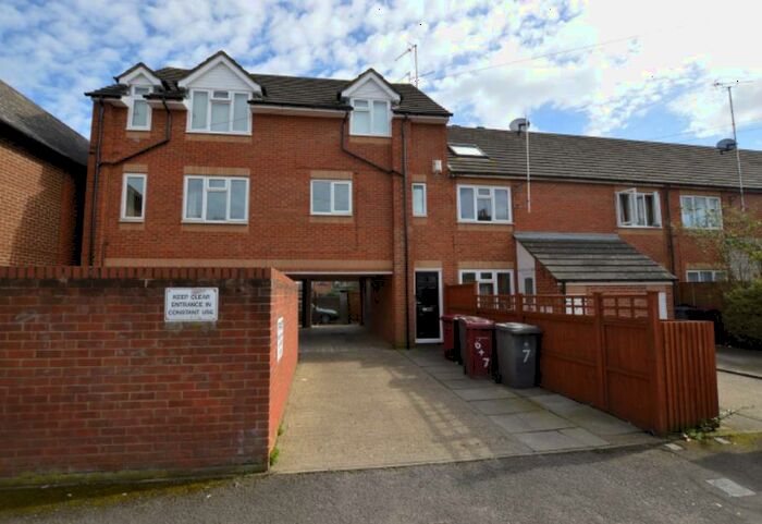 2 Bedroom Flat To Rent In Grayling Court, RG1