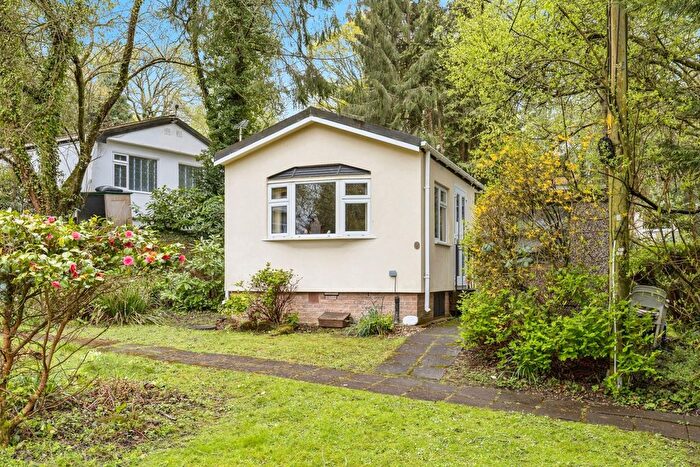 2 Bedroom Property For Sale In Raven Close, Turners Hill Park, Turners Hill, Crawley, RH10