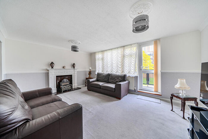 4 Bedroom Maisonette For Sale In Marden Square, London, SE16