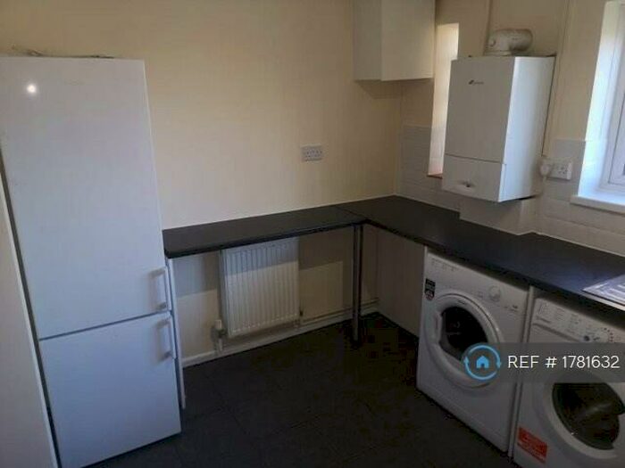 3 Bedroom Flat To Rent In Acacia Avenue, Colchester, CO4