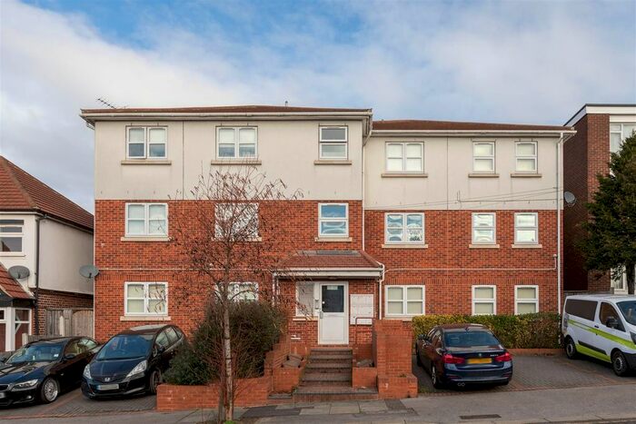 2 Bedroom Flat To Rent In Wanstead Lane, Cranbrook, Ilford, IG1