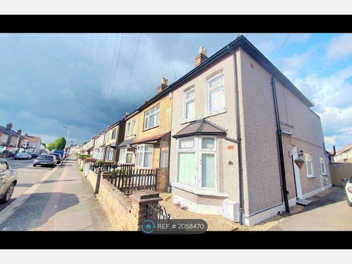 3 Bedroom Semi-Detached House To Rent In Willow Street, Romford, RM7