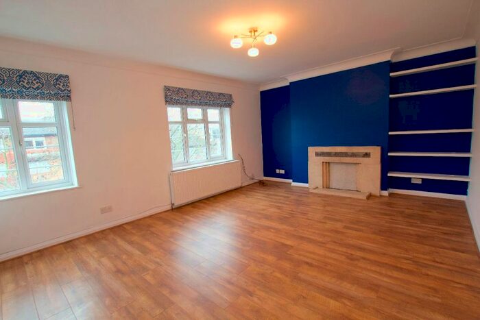 2 Bedroom Flat To Rent In Hill Court, St. Marks Hill, Surbiton, KT6