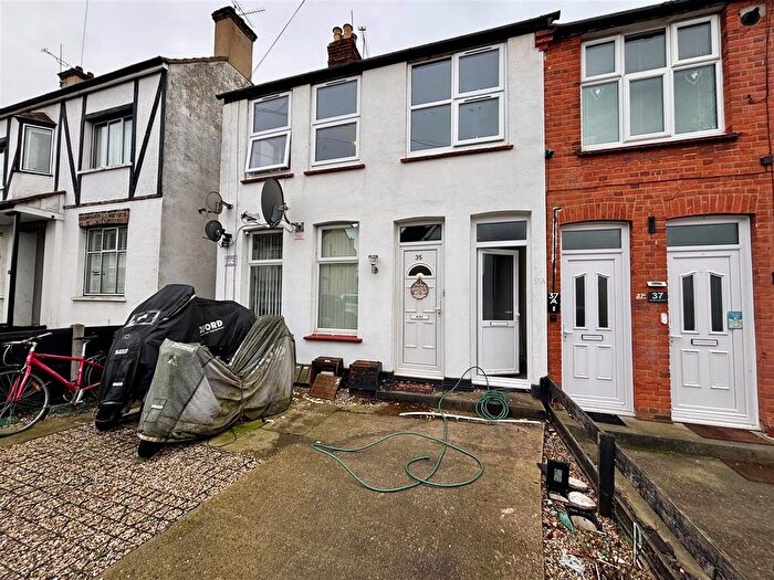 2 Bedroom Flat To Rent In Gainsborough Drive, Westcliff-On-Sea, SS0