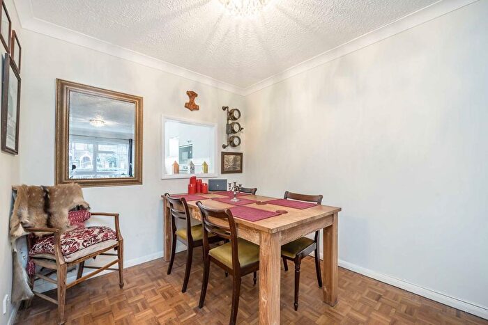2 Bedroom Flat For Sale In Waldegrave Park, Twickenham, TW1