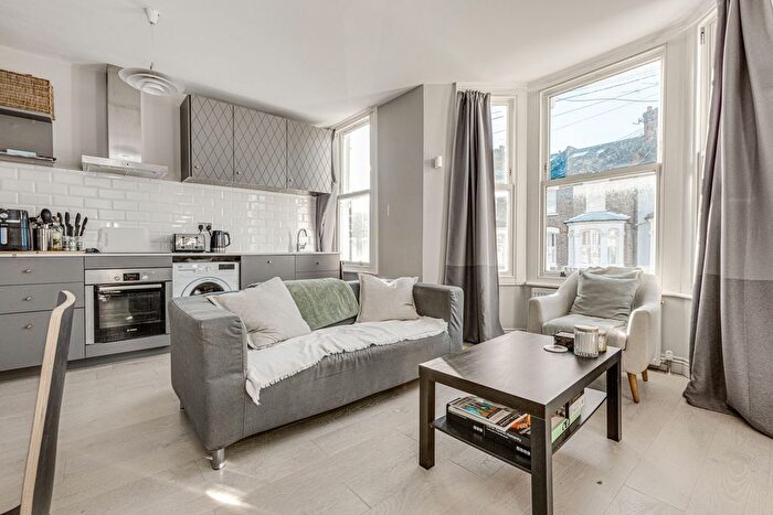 1 Bedroom Flat To Rent In Lindore Road, Between The Commons, SW11