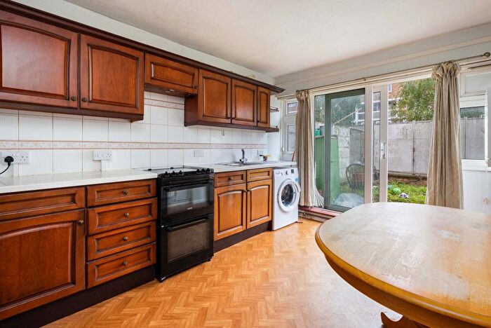 2 Bedroom Maisonette For Sale In Kedleston Walk, London, E2