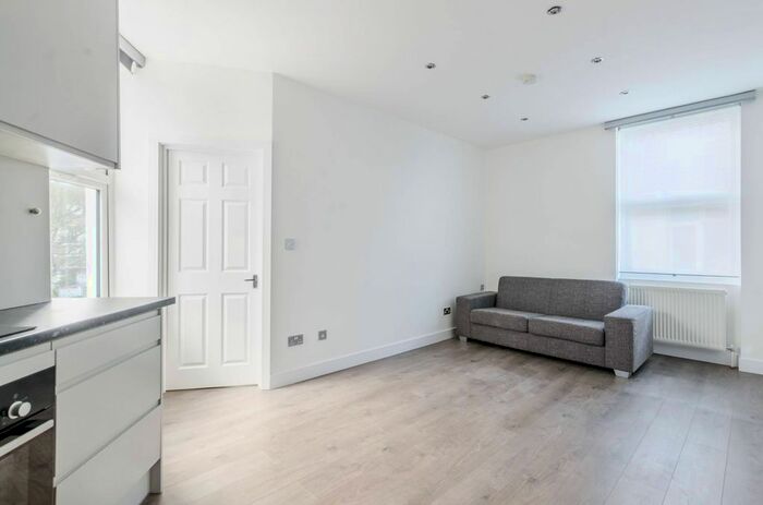 2 Bedroom Flat To Rent In Dawes Road, Fulham, London, SW6