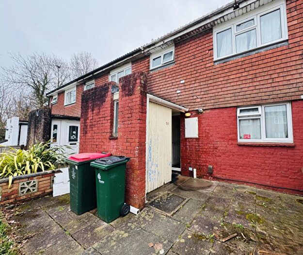 3 Bedroom House For Sale In Staplecross Court, Crawley, RH11