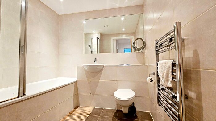 3 Bedroom Flat To Rent In High Street, Hounslow, TW3