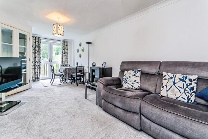 2 Bedroom Flat For Sale In Croydon Road, Caterham, Surrey, CR3