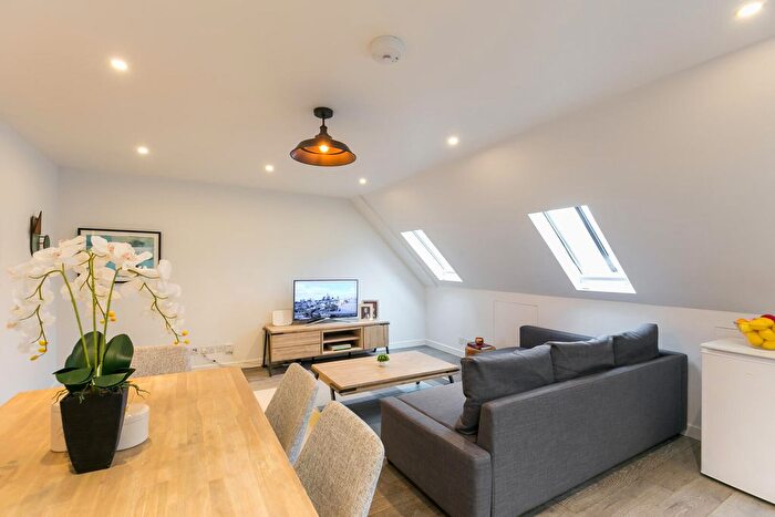 2 Bedroom Flat To Rent In Rathbone Place, London, W1T