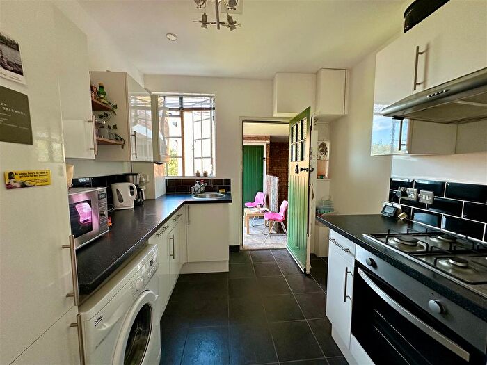 2 Bedroom Flat To Rent In Haslemere Road, London, N8