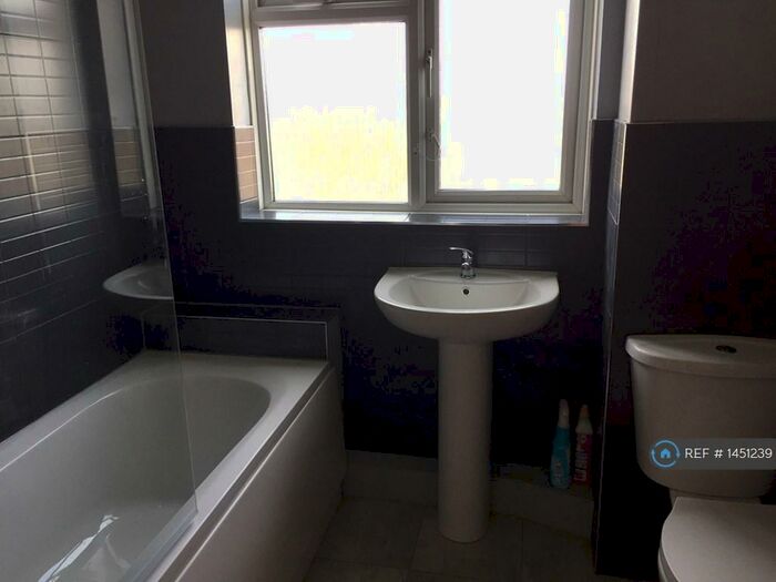 2 Bedroom Maisonette To Rent In Maple Grove, Conisbrough, Doncaster, DN12