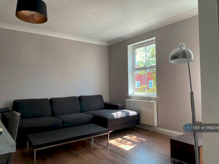2 Bedroom Flat To Rent In Woods Road, London, SE15