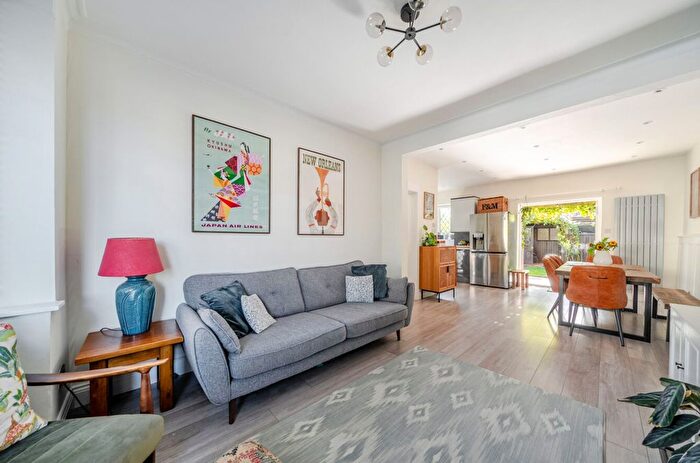 4 Bedroom Property To Rent In Donnybrook Road, London, SW16