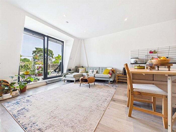 1 Bedroom Flat To Rent In High Street, Hampton Hill, TW12