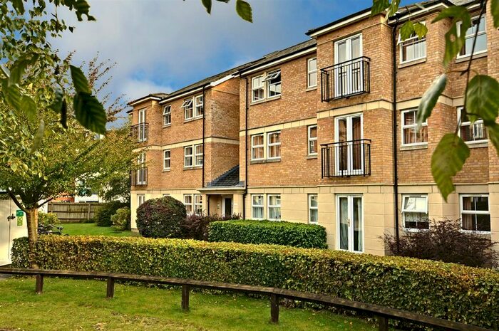 3 Bedroom Flat To Rent In Venneit Close, Oxford, OX1