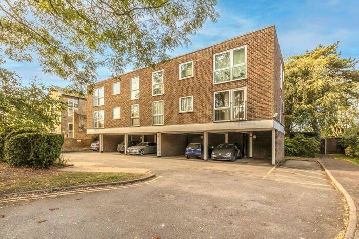 3 Bedroom Flat To Rent In Uxbridge Road, Hampton Hill, Hampton, TW12