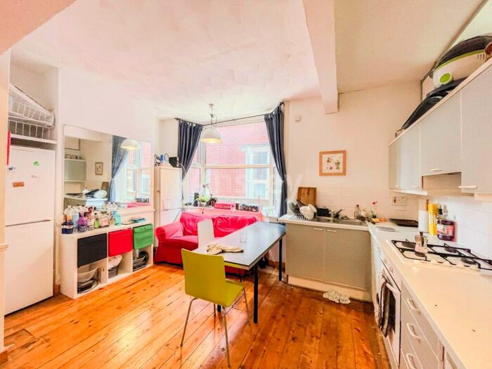 4 Bedroom Semi-Detached House To Rent In Kenilworth Road, Southampton, SO15