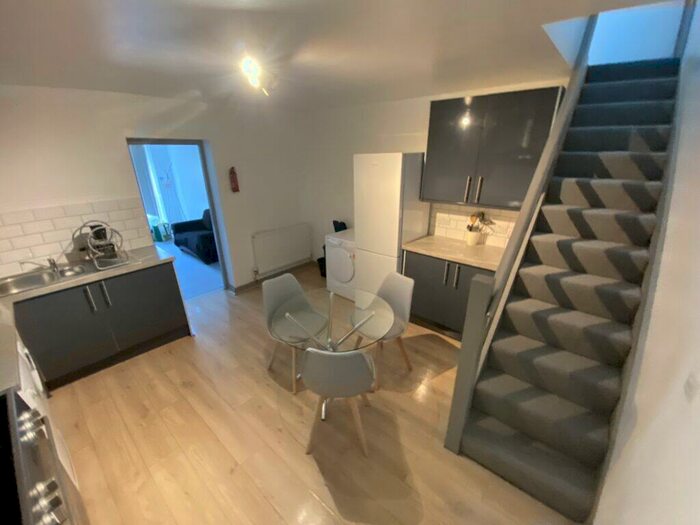 3 Bedroom Flat To Rent In Royal Park Road, Hyde Park, LS6