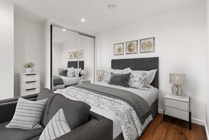 Flat To Rent In Fizzy Ea A - Silvertown Way, London, E16