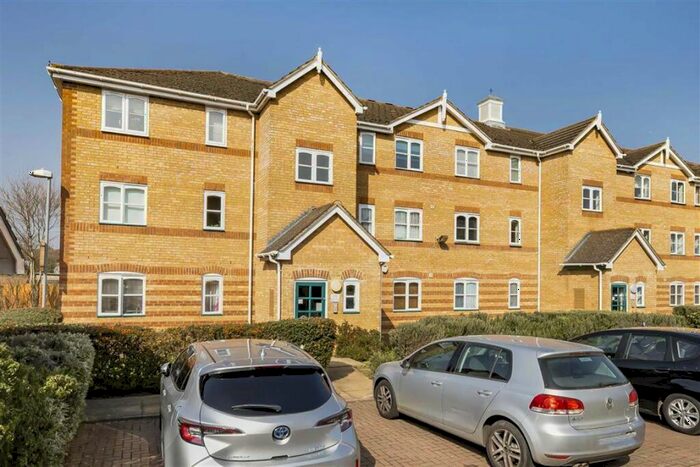 2 Bedroom Flat To Rent In Upton Close, Cricklewood, NW2