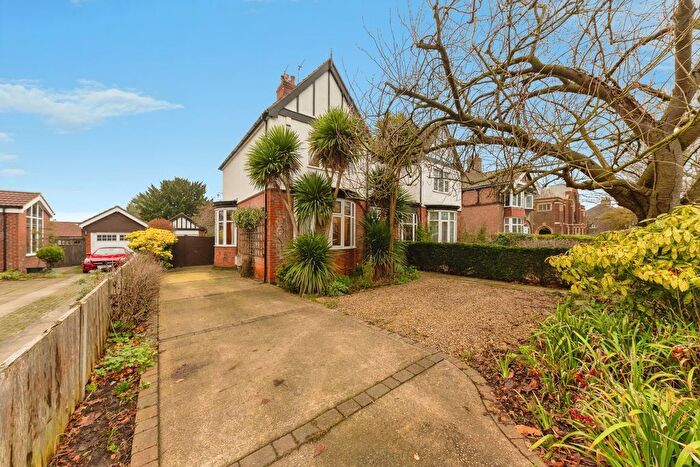 3 Bedroom Semi-Detached House For Sale In Weelsby Road, Grimsby, DN32