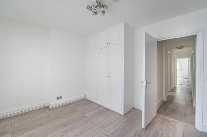 3 Bedroom Flat To Rent In Colville Road, Westbourne Grove, London, W11