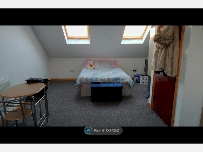 Studio To Rent In Bowes Road, London, N13