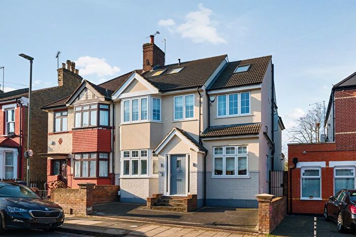 5 Bedroom Semi-Detached House For Sale In Bellevue Road, London, N11