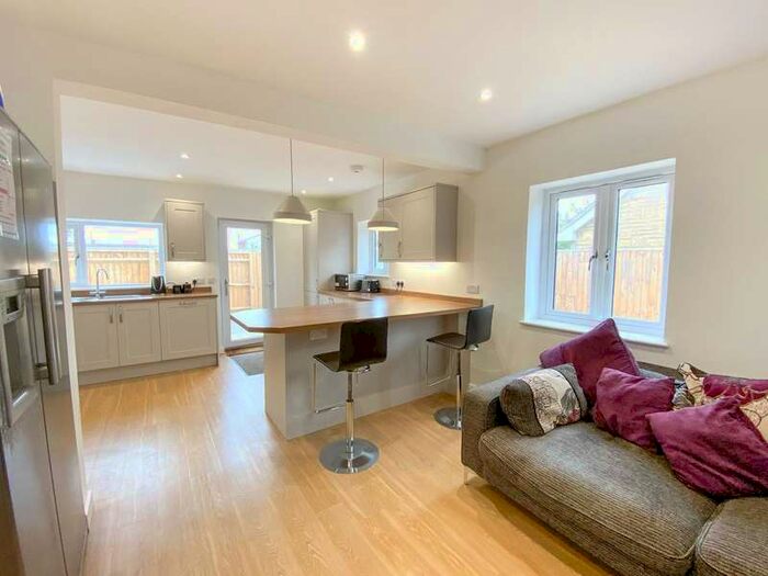 1 Bedroom Garage / Parking To Rent In Milestone Road, Carterton, OX18