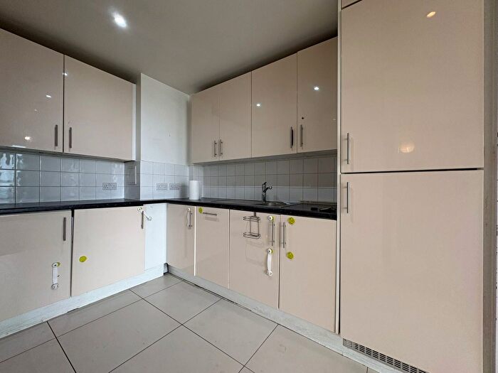 2 Bedroom Flat To Rent In Station Approach, Hayes, UB3