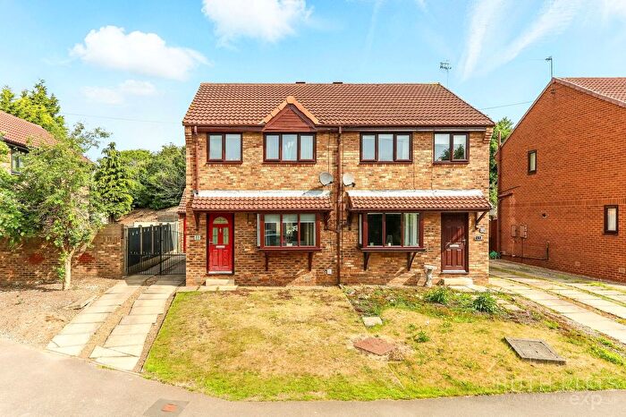 3 Bedroom Semi-Detached House For Sale In The Poplars, Knottingley, WF11